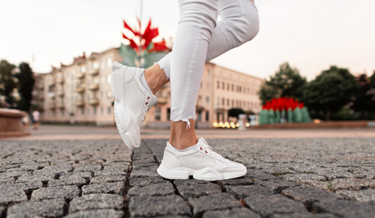 woman wearing light sneakers